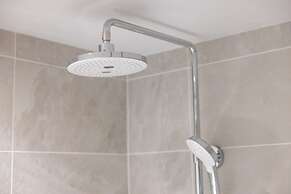 ONE WORLD Sakaisuji Hommachi