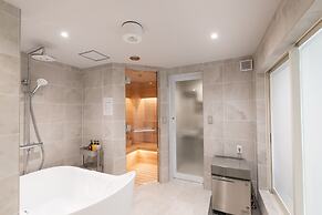 ONE WORLD Sakaisuji Hommachi