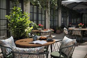 Stradom House, Autograph Collection