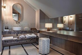 Stradom House, Autograph Collection