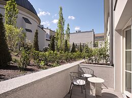 Stradom House, Autograph Collection