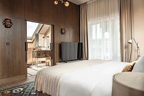 Stradom House, Autograph Collection