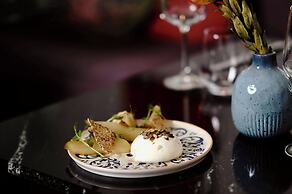 Stradom House, Autograph Collection