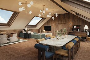 Stradom House, Autograph Collection