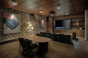 Stradom House, Autograph Collection