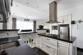 TJ White Villa 670m2 with Private Pool and Outstanding View by GLOBALS