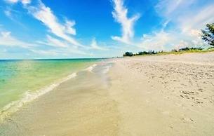 Baywatch Casa 3 Bedroom Home by RedAwning