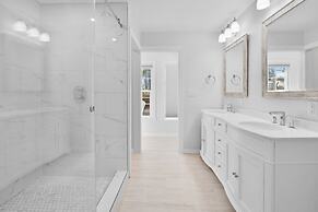 Murmond 5 Bedroom Home by RedAwning