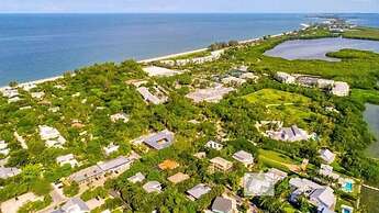 On A Whim 2 Bedroom Home by Redawning