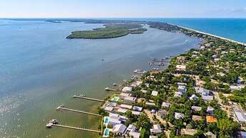 On A Whim 2 Bedroom Home by Redawning