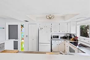 On A Whim 2 Bedroom Home by Redawning