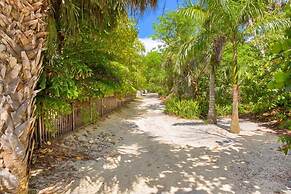 Baybarlyn 4 Bedroom Home by RedAwning