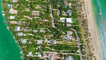 Baybarlyn 4 Bedroom Home by RedAwning