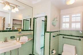 Baybarlyn 4 Bedroom Home by RedAwning