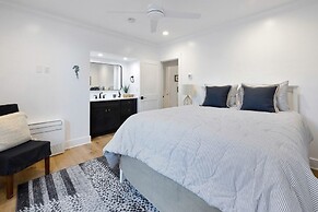 Amarelo Sol 4 Bedroom Home by RedAwning