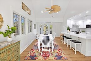 Amarelo Sol 4 Bedroom Home by RedAwning