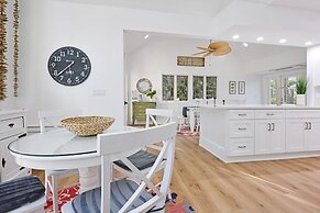 Amarelo Sol 4 Bedroom Home by RedAwning