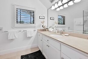 Amarelo Sol 4 Bedroom Home by RedAwning