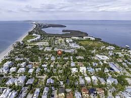 Amarelo Sol 4 Bedroom Home by RedAwning