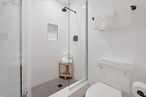 Amarelo Sol 4 Bedroom Home by RedAwning