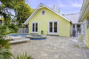 Amarelo Sol 4 Bedroom Home by RedAwning