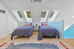 Amarelo Sol 4 Bedroom Home by RedAwning