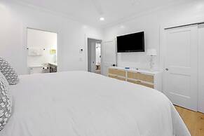 Amarelo Sol 4 Bedroom Home by RedAwning