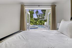 Amarelo Sol 4 Bedroom Home by RedAwning