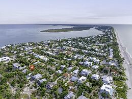 Amarelo Sol 4 Bedroom Home by RedAwning