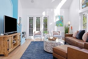 Amarelo Sol 4 Bedroom Home by RedAwning