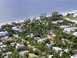 Amarelo Sol 4 Bedroom Home by RedAwning