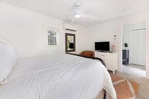 Amarelo Sol 4 Bedroom Home by RedAwning