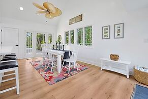 Amarelo Sol 4 Bedroom Home by RedAwning