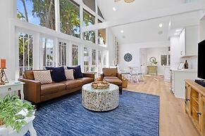 Amarelo Sol 4 Bedroom Home by RedAwning