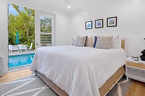 Amarelo Sol 4 Bedroom Home by RedAwning