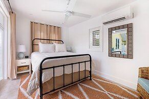 Amarelo Sol 4 Bedroom Home by RedAwning