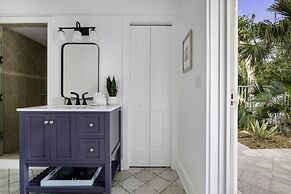 Amarelo Sol 4 Bedroom Home by RedAwning