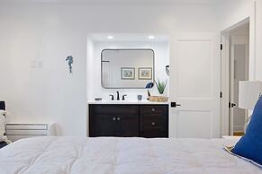 Amarelo Sol 4 Bedroom Home by RedAwning