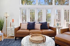 Amarelo Sol 4 Bedroom Home by RedAwning