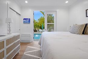 Amarelo Sol 4 Bedroom Home by RedAwning