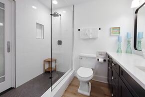 Amarelo Sol 4 Bedroom Home by RedAwning