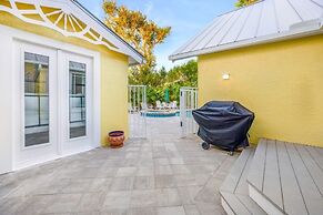 Amarelo Sol 4 Bedroom Home by RedAwning