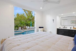 Amarelo Sol 4 Bedroom Home by RedAwning