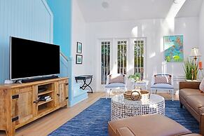 Amarelo Sol 4 Bedroom Home by RedAwning