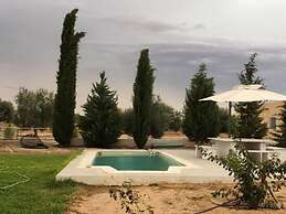 Cheerful 2-bedroom Villa With Pool