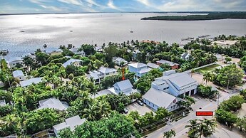 Coral Cottage 4 Bedroom Home by Redawning