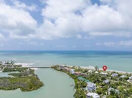 Arcadia-stunning Gulf Front Beauty! 4 Bedroom Home by RedAwning