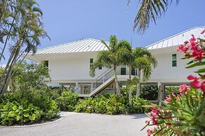 Arcadia-stunning Gulf Front Beauty! 4 Bedroom Home by RedAwning