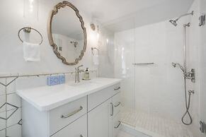 Arcadia-stunning Gulf Front Beauty! 4 Bedroom Home by RedAwning