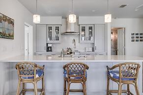 Arcadia-stunning Gulf Front Beauty! 4 Bedroom Home by RedAwning